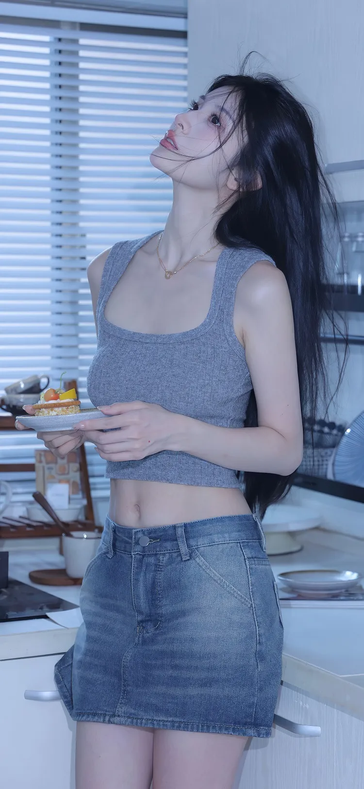 清新少女感人像，手捧甜点的日常治愈瞬间